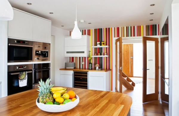 Dinding kayu dengan pola garis vertikal